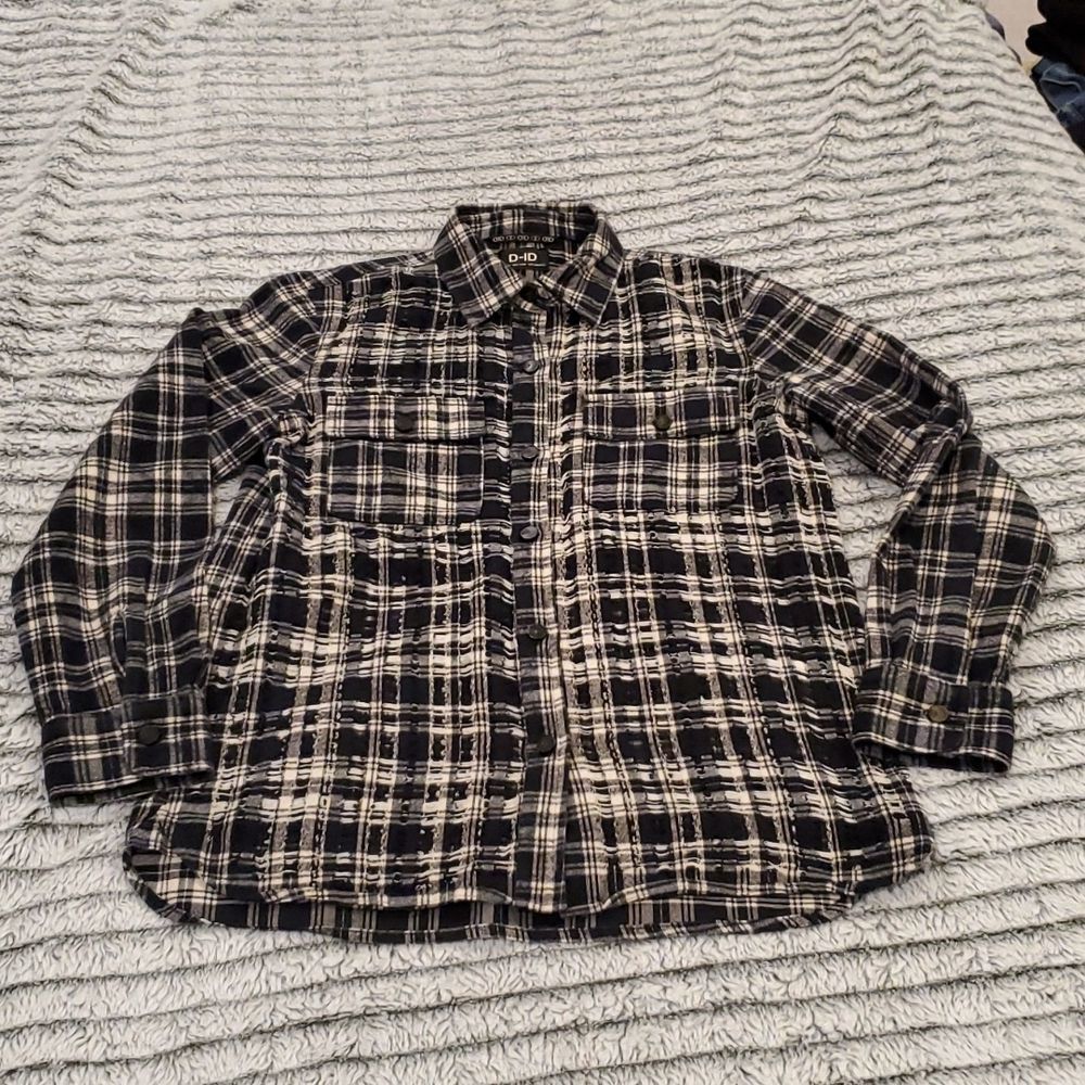Black and cream checkered D-ID flannel shirt w/ cutouts size M